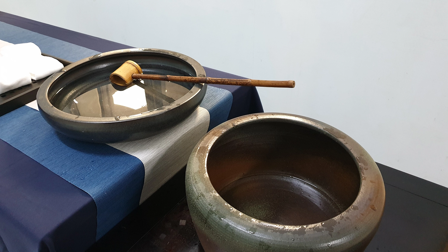 這周是第一次實體上課,每位同學進教室前都要先洗手淨心。