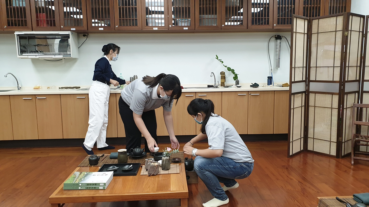 包括準備茶具,為別人奉茶,還有最後的整理善後,過程中同學們合作,甚至也有可能會產生摩擦,就是一種溝通的學習。