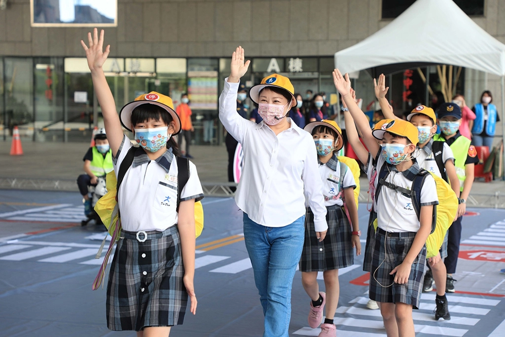 路口慢看停,盧市長化身小學生宣導道安。