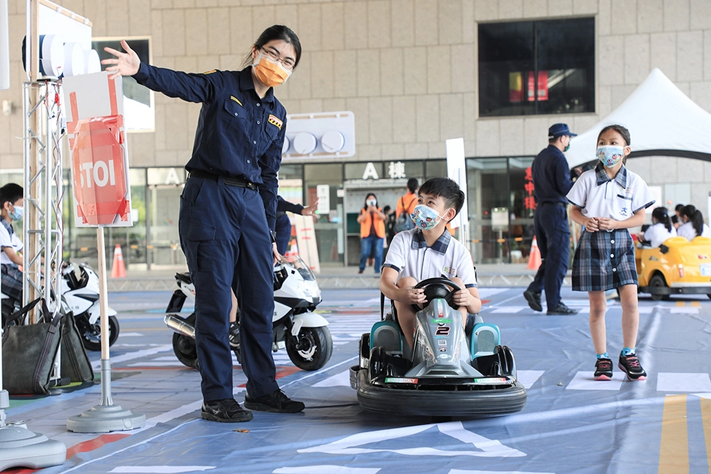 現場佈置模擬道路的行動式交通安全教育園區。