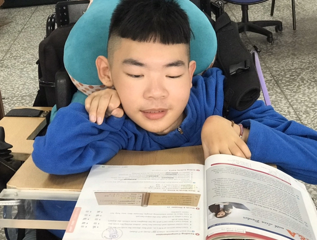 曾獲總統教育奬的陳景維克服身障,如今是一位大學生、擁有六張證照。(照片提供:陳景維)
