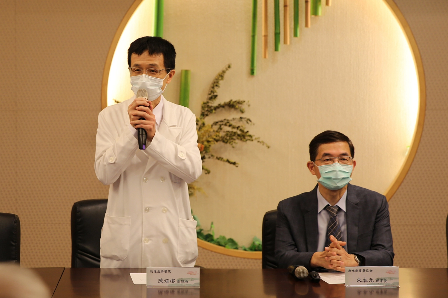花蓮慈院副院長陳培榕(左)表示,花蓮慈院除了有復健科語言治療師和物理治療師,提供無喉病友每週兩次學習發聲器、食道語和肩頸運動外,也與無喉者復聲協會合作,提供教學場地,希望能讓更多病友免去奔波,就近學習食道語。