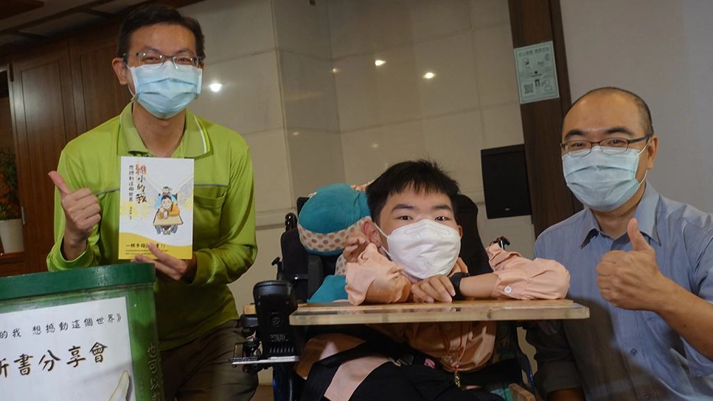 《維小的我 想撼動這個世界》新書發表會,民眾紛紛請購書籍、與作者陳景維(中)合照。(攝影:陳誼謙)