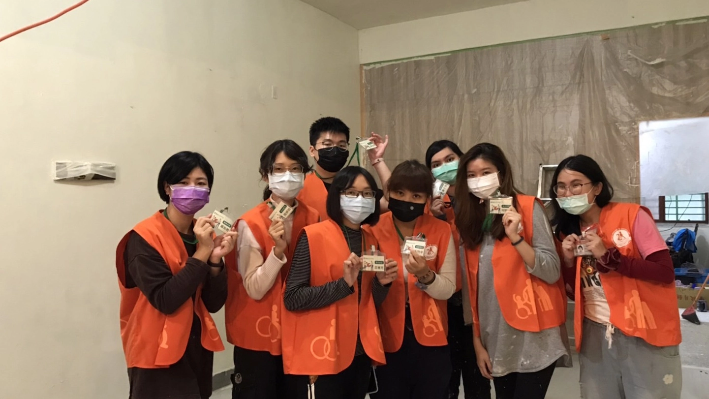 周末學生、社會人士擔任志工,同心協力為阿民打造安心家