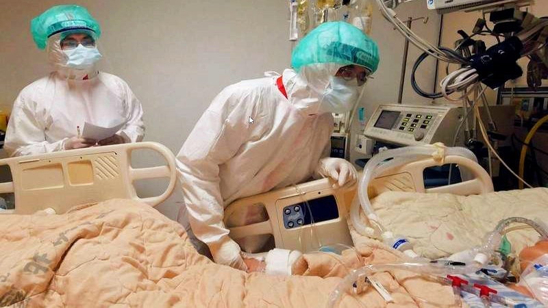 內科加護病房蘇文麟主任進入病室關懷患者恢復情況,輕握住他的手希望藉以傳遞力量。