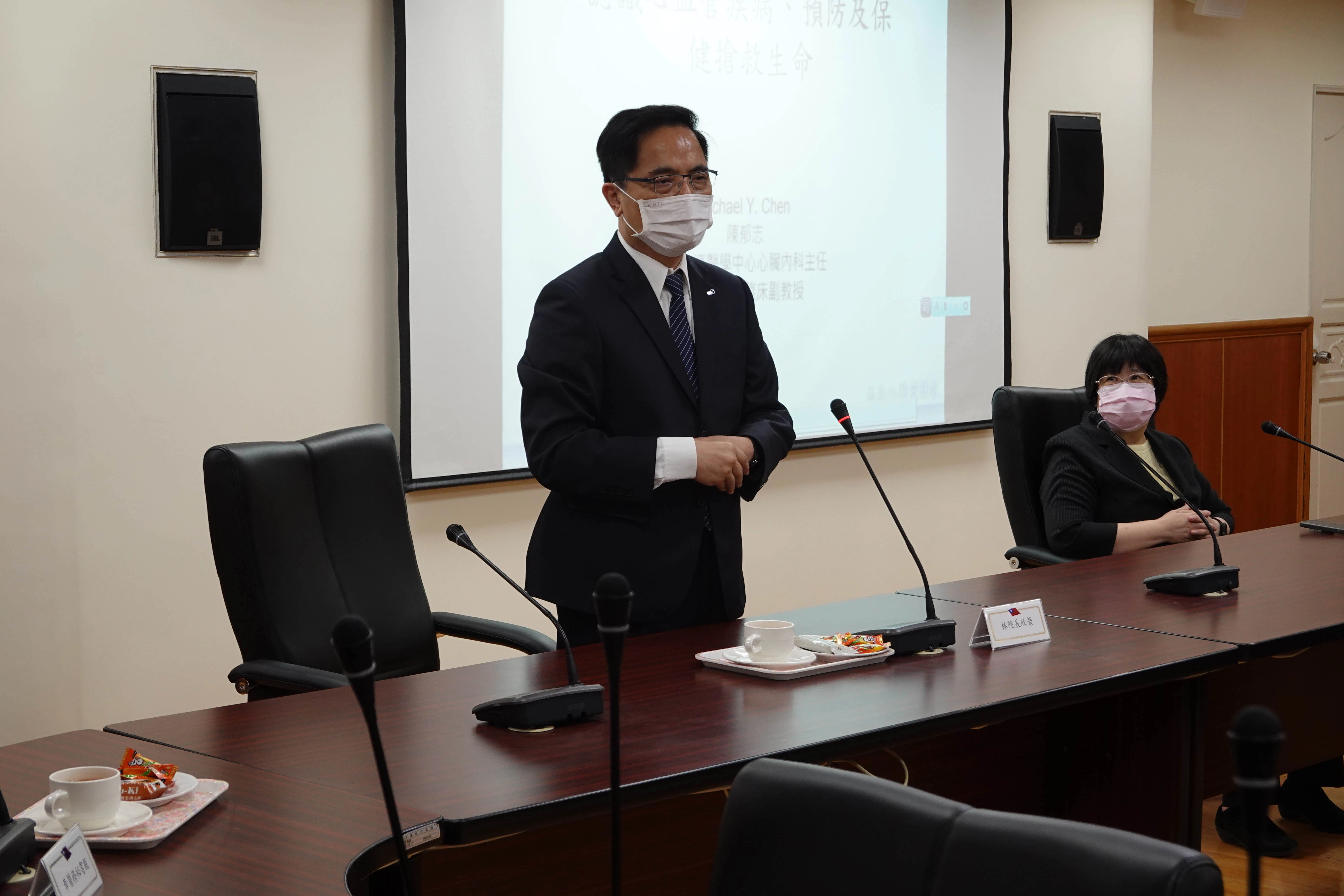 花蓮慈院院長林欣榮(左)25日率團赴花蓮地院,為首場醫療新知講座致詞,地院院長許仕楓(右)親自接待。