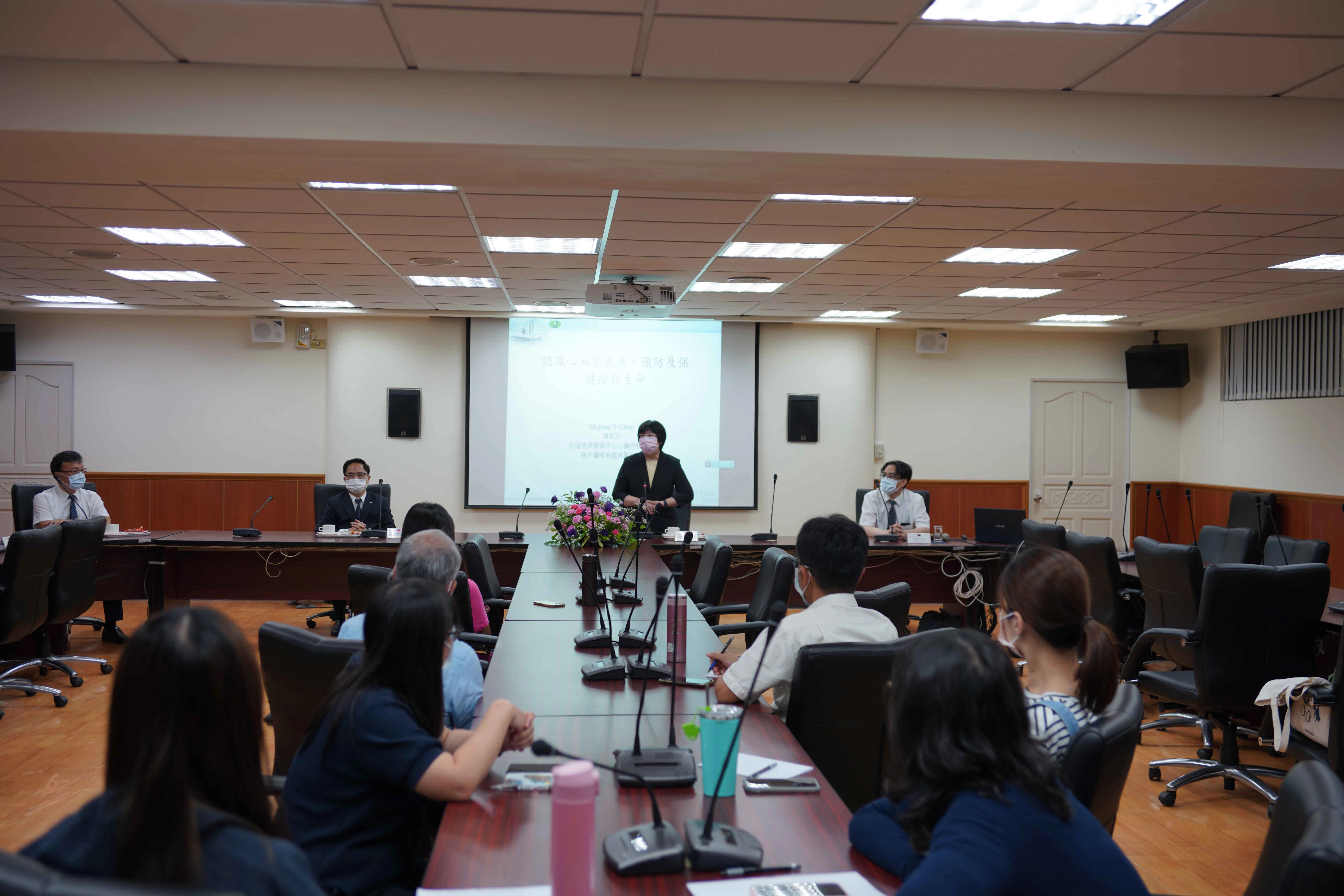 花蓮慈院為花蓮地院舉辦首場醫療新知講座,地院院長許仕楓(站立著)致詞感謝,主講者為花蓮慈院心臟內科主任陳郁志(右),花蓮慈院院長林欣榮(左二)、醫務秘書李毅(左一)共同出席。