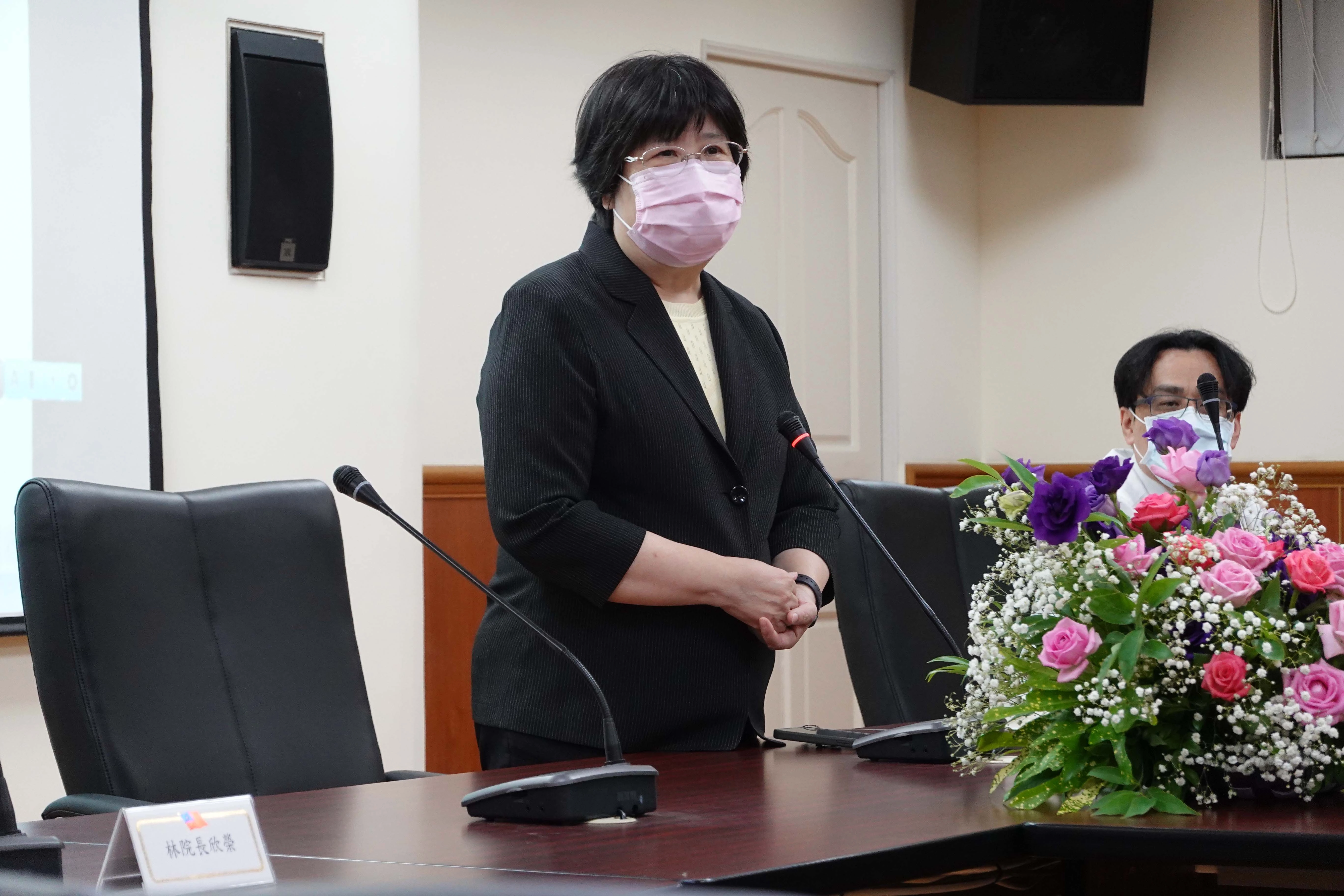 花蓮慈院為花蓮地院舉辦首場醫療新知講座,地院院長許仕楓(站立著)致詞感謝。