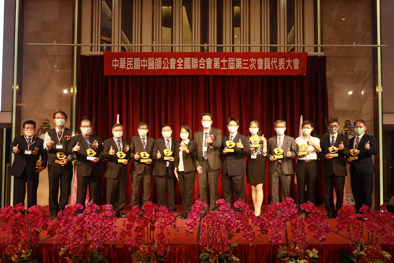 花蓮慈院中醫副院長何宗融,日前獲中華民國中醫師公會全國聯合會頒發「推動中醫健保醫療品質獎」。