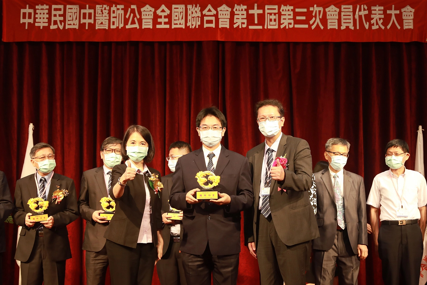 全民健康保險會主任委員周麗芳(左)與中醫全聯會理事長柯富揚(右)頒發「推動中醫健保醫療品質獎」給花蓮慈院中醫副院長何宗融(中)。