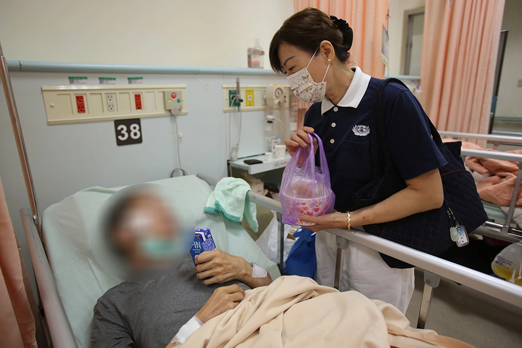 林先生住院期間無人看顧,志工程秋絨利用下班時間前往關懷、送餐。