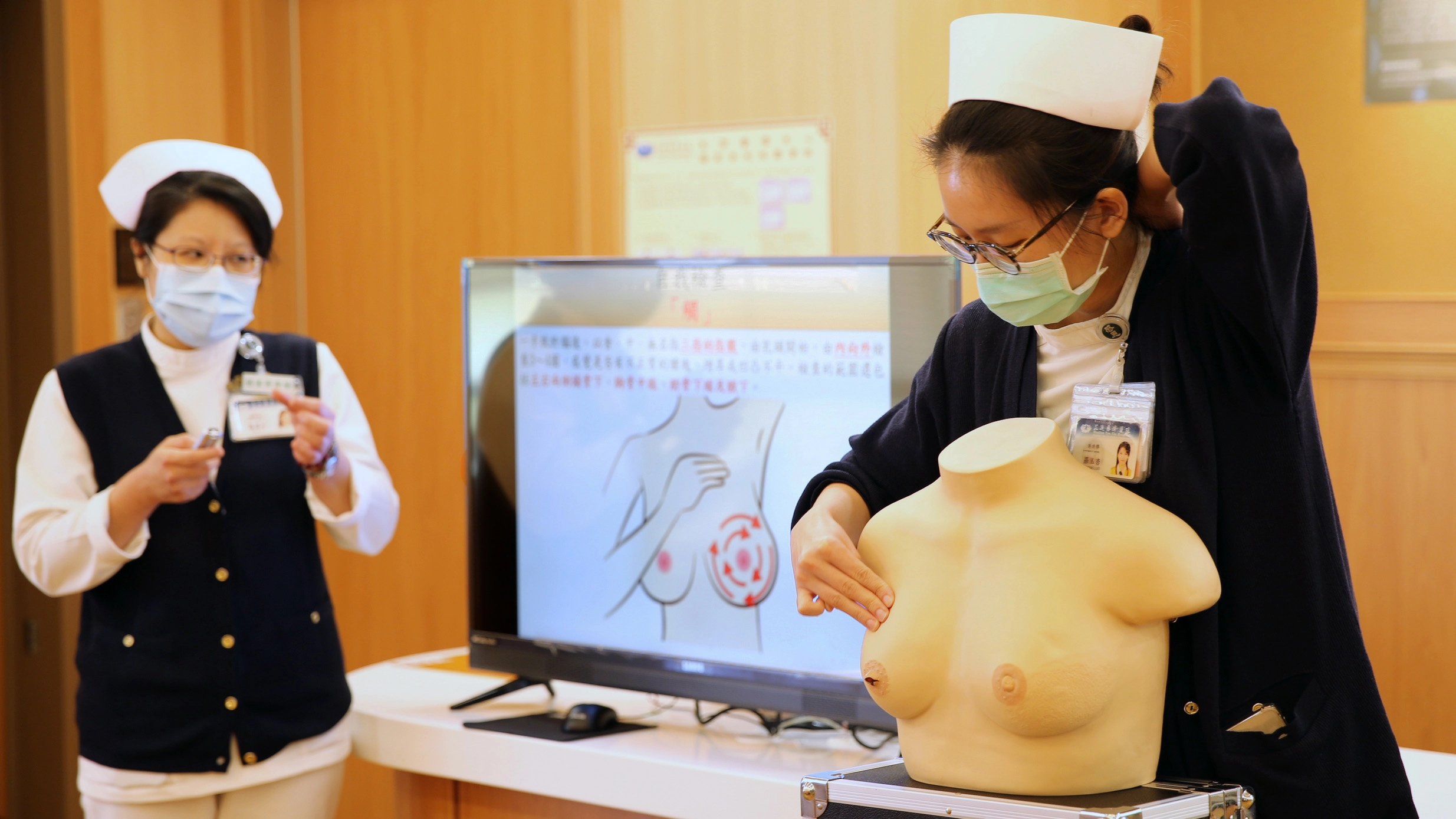 花蓮慈院個管師蘇慧如、羅玉杏示範,以假胸部模型示範乳房自我檢查四步驟「看、觸、臥、擰」。