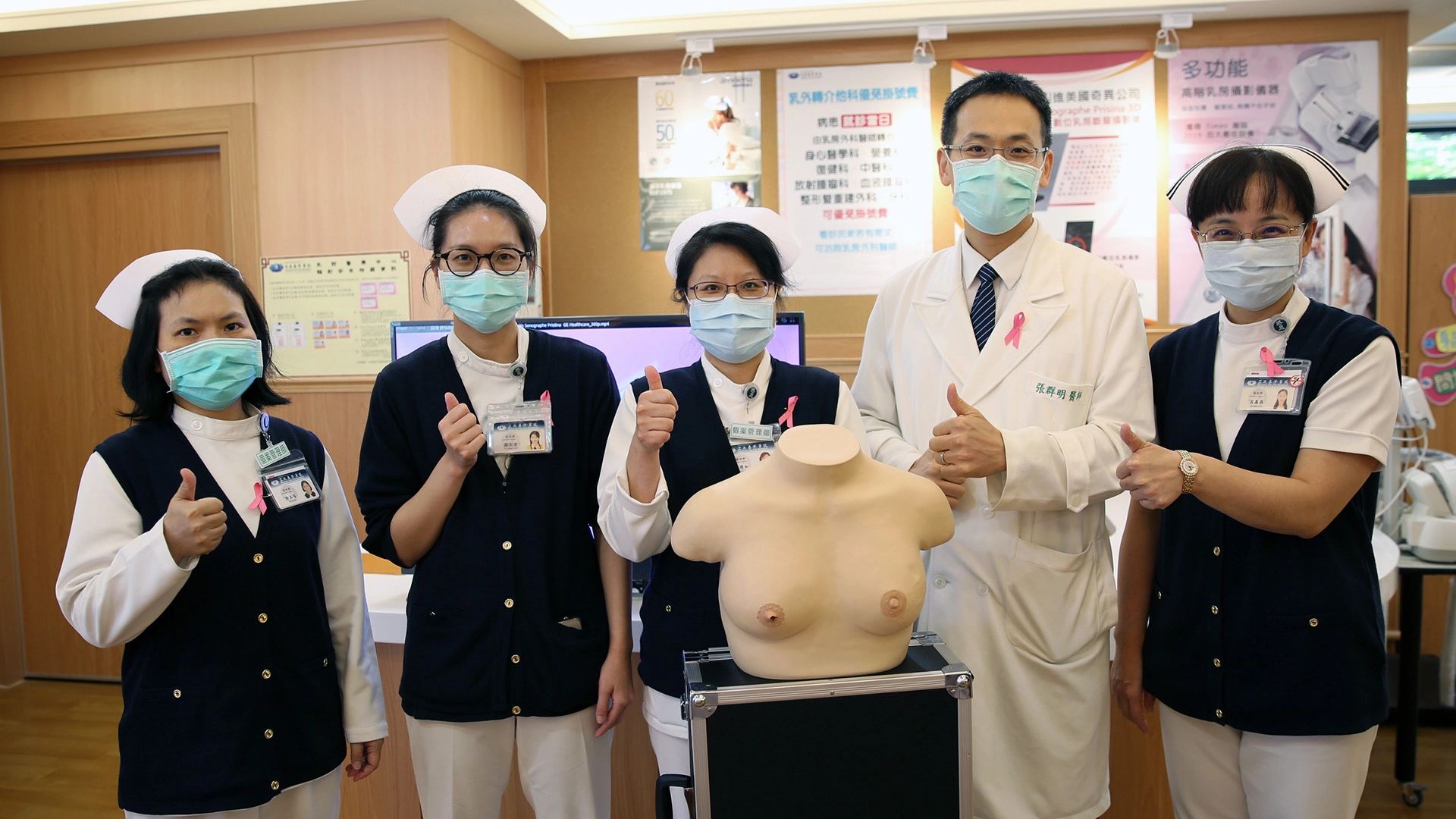 花蓮慈濟醫院乳房醫學中心團隊,乳房醫學中心主任張群明(右二)、護理部副主任呂基燕(右一)、個管師許玉咨(左一)、羅玉杏(左二)、蘇慧如(中),教大家「學會自摸 趨吉避凶」的乳房自我照護。