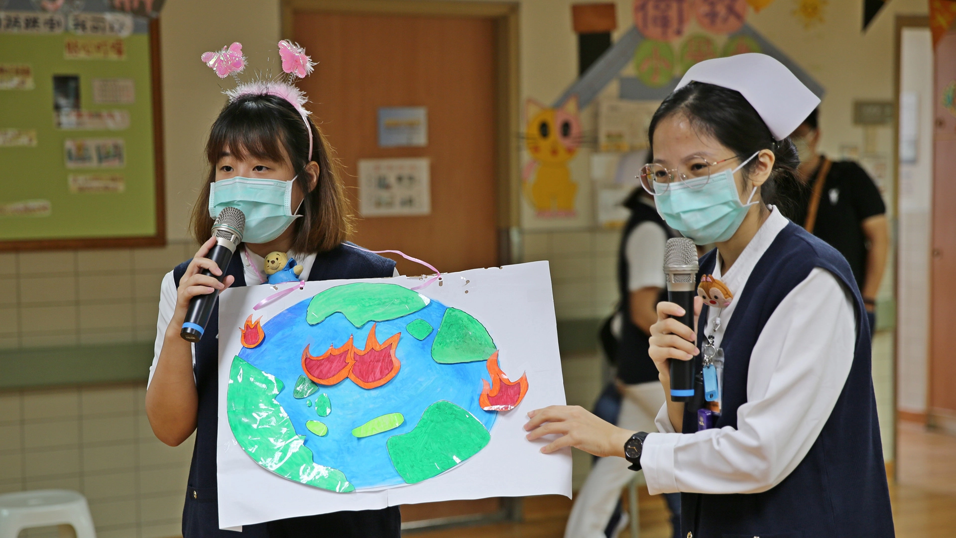 花蓮慈院團隊兒科病房團隊以話劇、帶動唱、遊戲等方式,活潑介紹多吃蔬菜不僅能維護身體健康還能救地球,讓住院中的孩子們開心歡度不一樣的萬聖節。