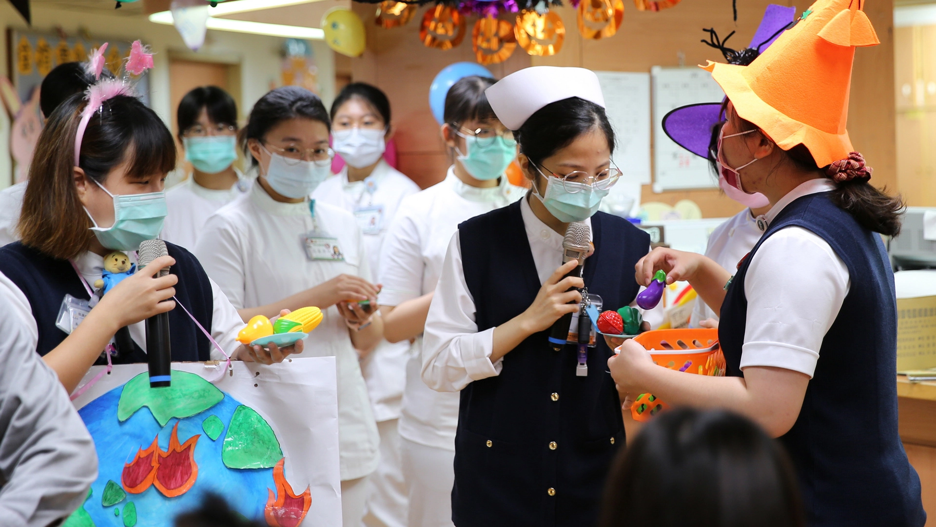 花蓮慈院團隊兒科病房團隊以話劇、帶動唱、遊戲等方式,活潑介紹多吃蔬菜不僅能維護身體健康還能救地球。