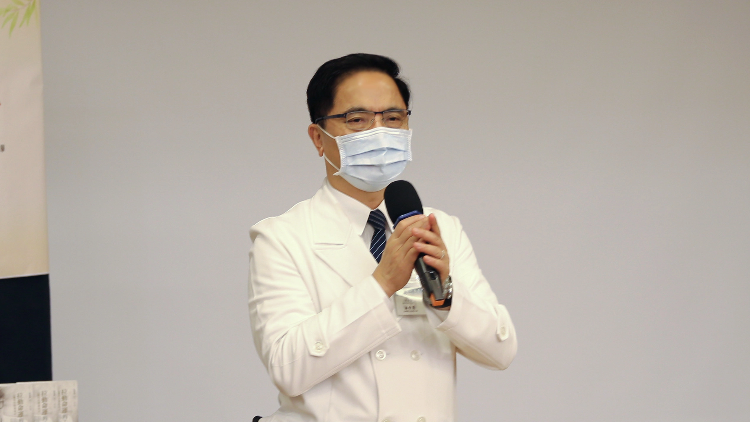 林欣榮院長讚張睿智主任,把「視病猶親」四個字化作實際行動,心上放著的,總是病人。