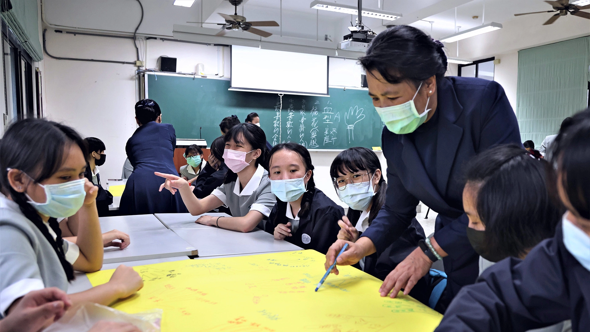 透過「人際曼陀羅」遊戲橋段,慈誠懿德會與孩子找到共同話題,建立更深刻的連結。