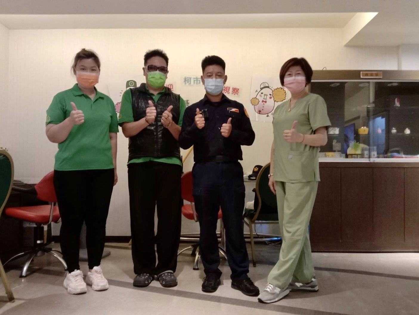防疫旅館員工及駐點護理師與保安警察大隊員警合照。