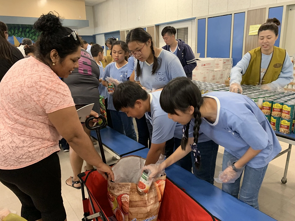 參與美國遊學團食物發放,見苦知福體驗。