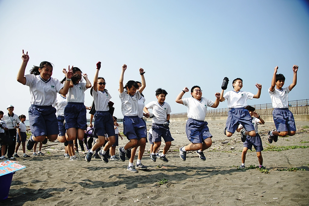 淨灘讓學生更加了解海洋危機,除了潔淨沙灘更進行減塑宣導,為環境永續盡一份心力!