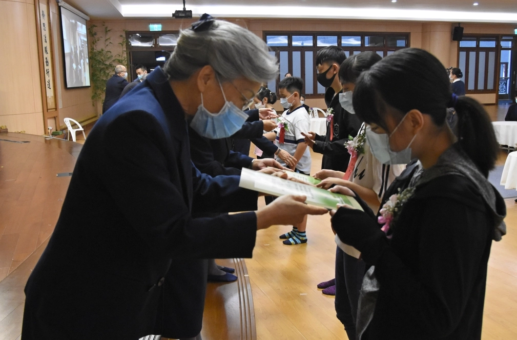 為降低群聚今年改以線上視訊方式進行,在主場新店靜思堂則搭配部分獲獎學生代表接受表揚。