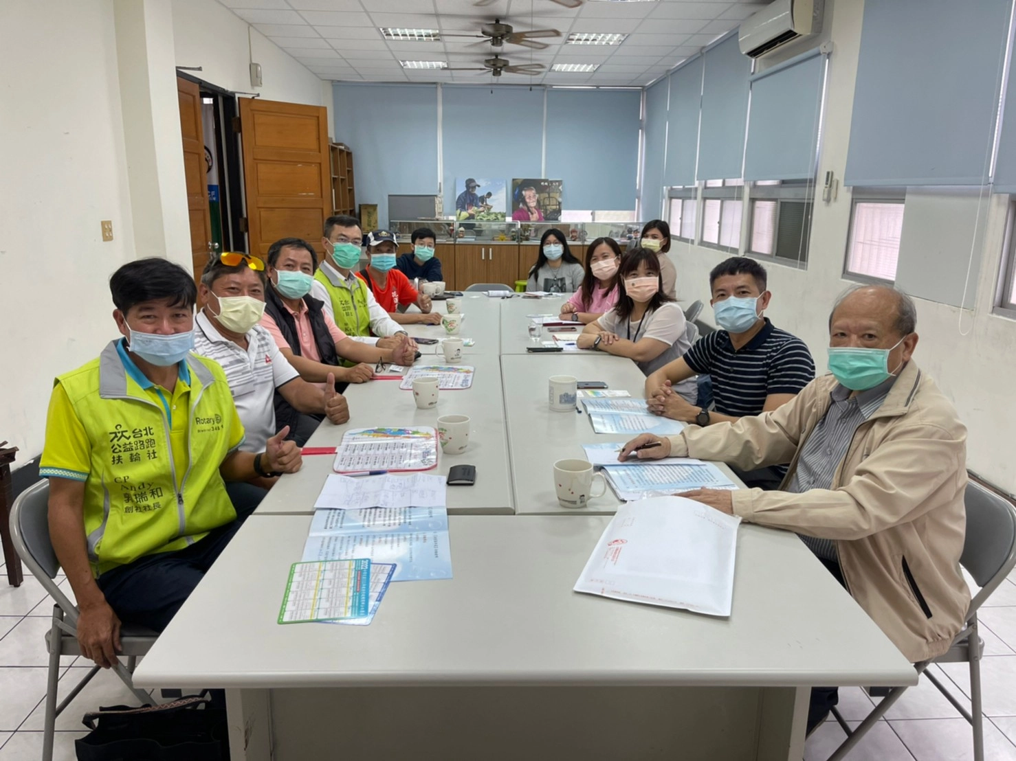 台灣盲人協會理事長郭瑞和(左)親臨花蓮家扶,與扶幼委員會主委蕭雄彰共商路跑會議。