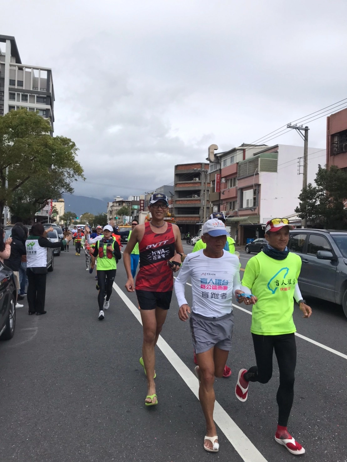 由視障朋友吳春成(前排左)、古奇哲領軍,第四屆盲人環台為公益而跑跑抵花蓮。