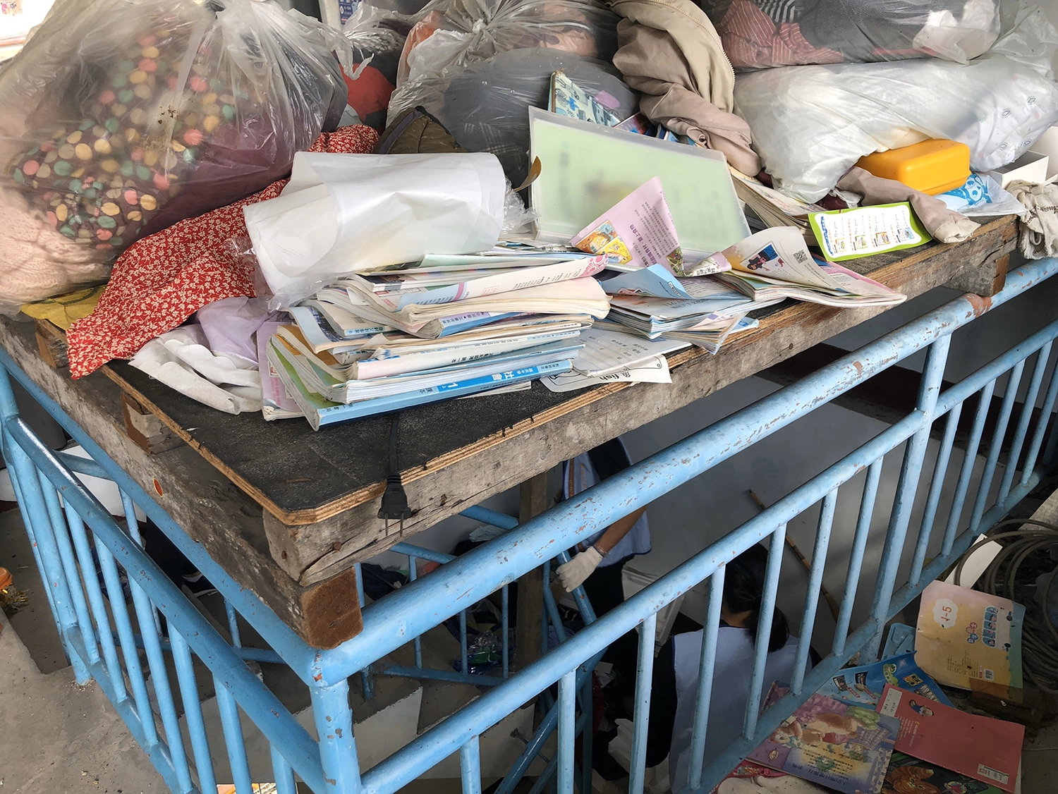 居住在文蘭的小恩一家七口，家中充斥垃圾和雜物，一家七口的生活環境急需整頓及協助。