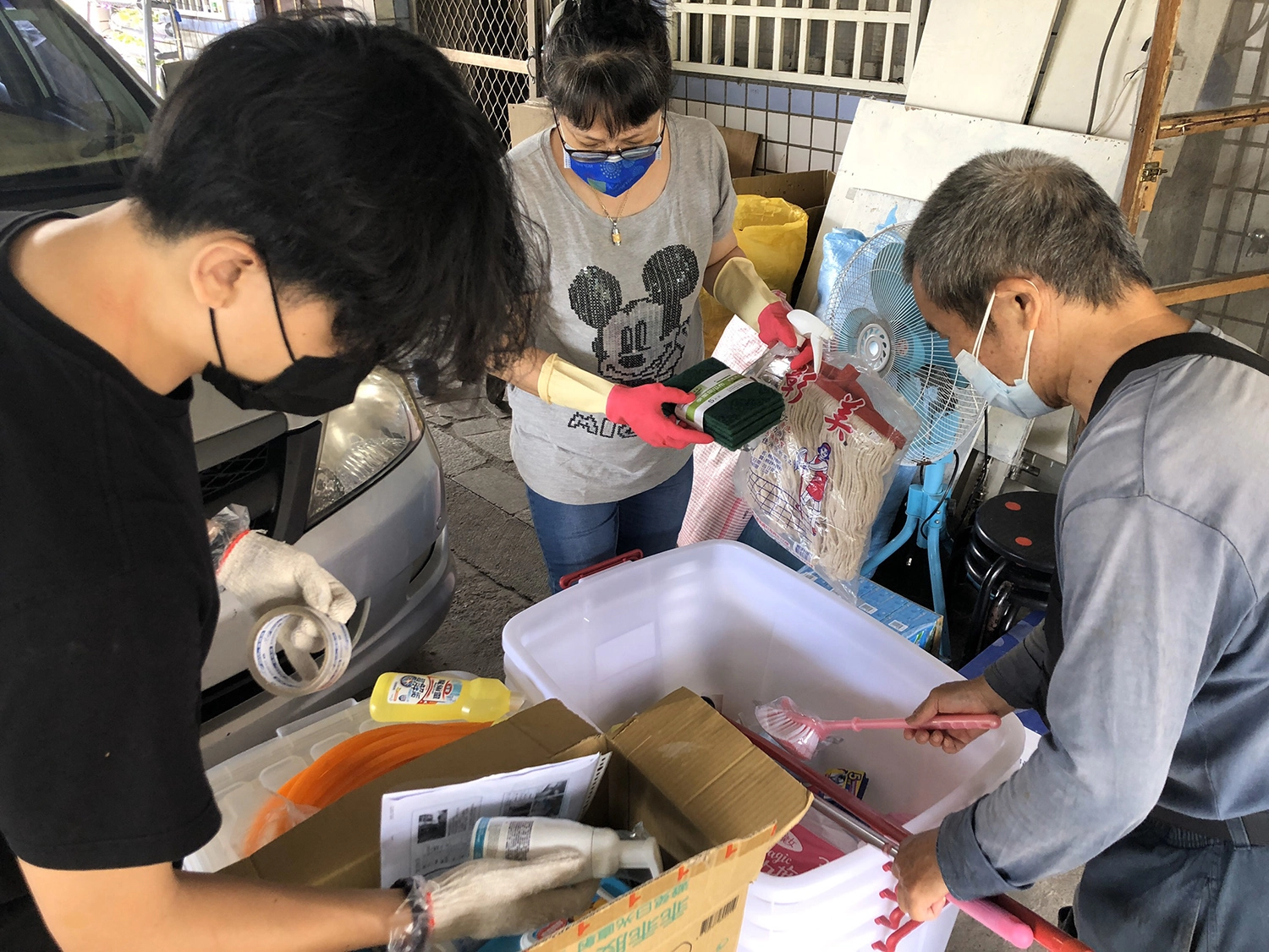 家友會共同贊助愛心捐款，添購許多清潔用品及各種收納整理箱，就是要給小恩一家人住的整潔、能遮風避雨的家。