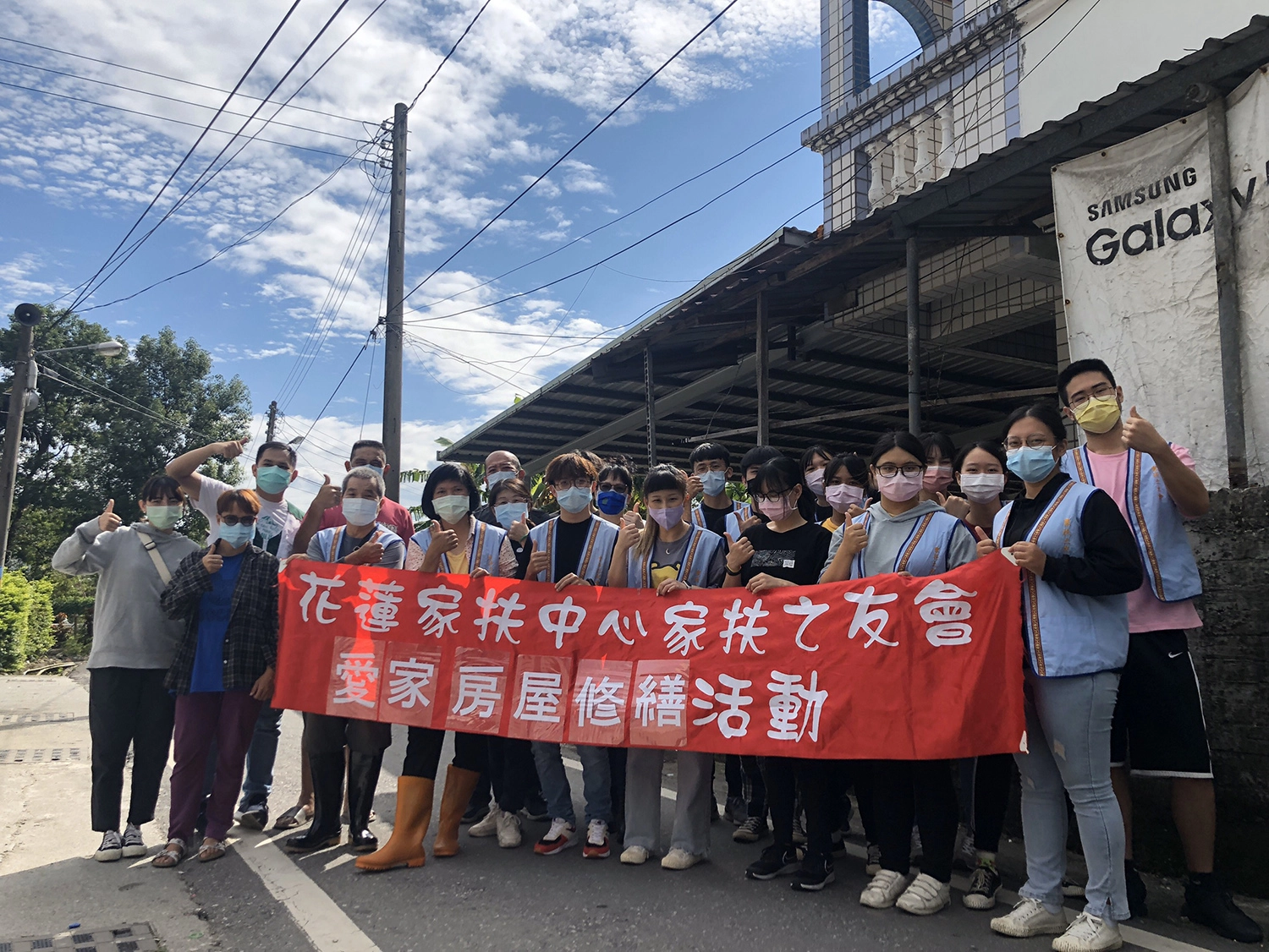 家友會特別和家扶自立釣竿方案青年們組成修繕小組，協助小恩一家七口進行整修及大掃除。