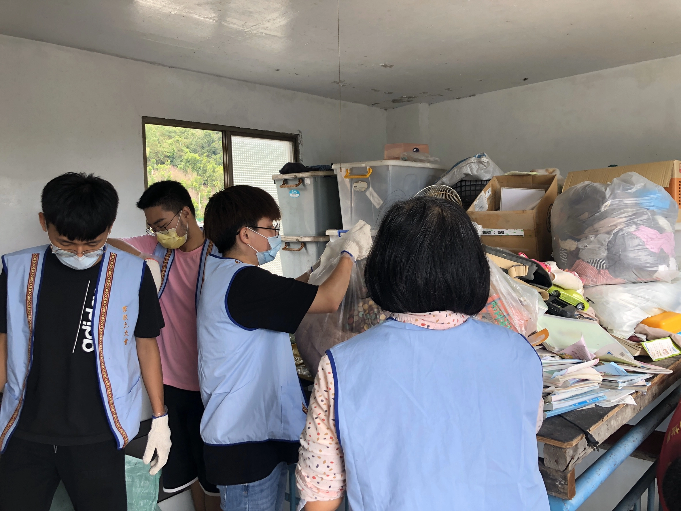 家友會將弱勢家庭客廳、房間、廁所、走道等進行全面的打掃、整理收納。