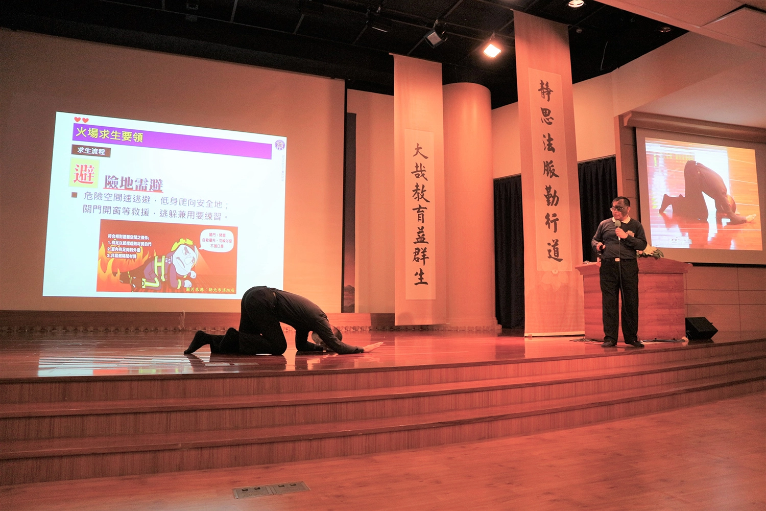 講師邀請學員上台示範,火場中正確爬行的逃生姿勢。