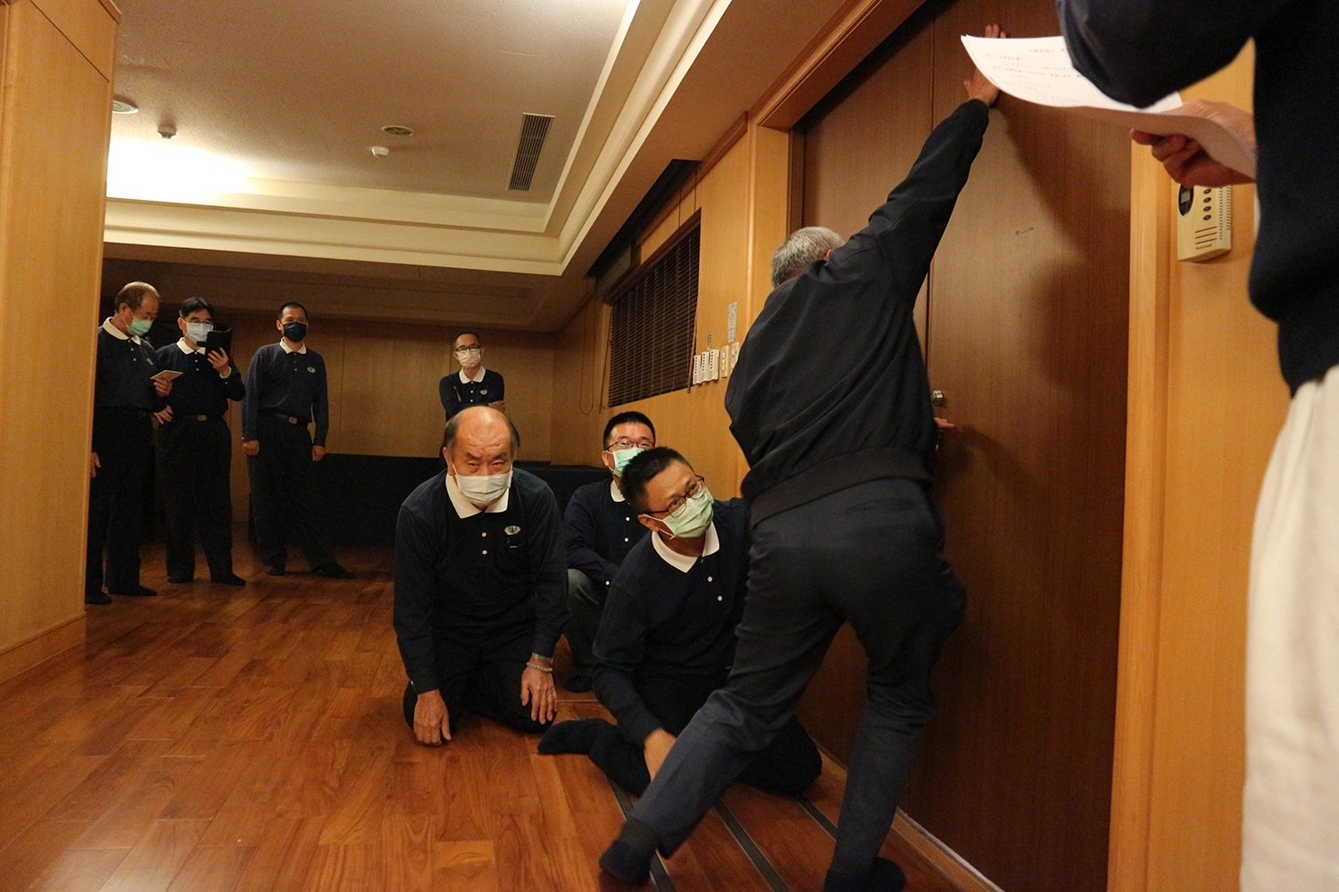 分組實地演練—火場中逃生,確認上門板的溫度。