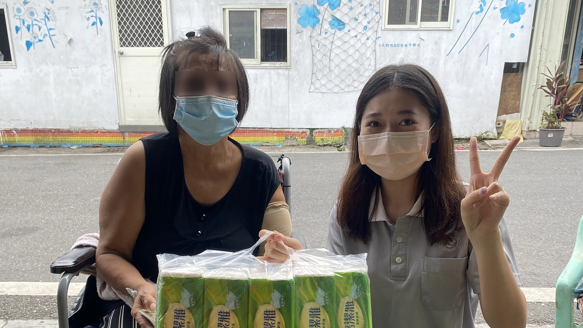 學生就近衛教部落長輩,通過考驗就有獎品可拿,也就是長輩最愛的一大袋衛生紙!