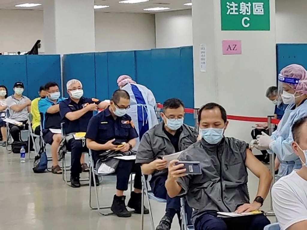 台北長庚義助第一線防疫人員接種疫苗,保大警受惠。