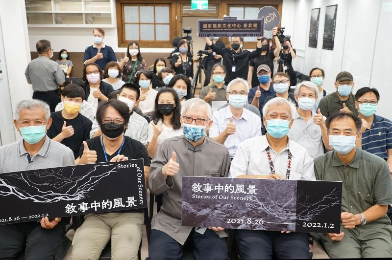 國家攝影文化中心《敘事中的風景》展參展攝影家,2日於展覽開幕式齊聚一堂。