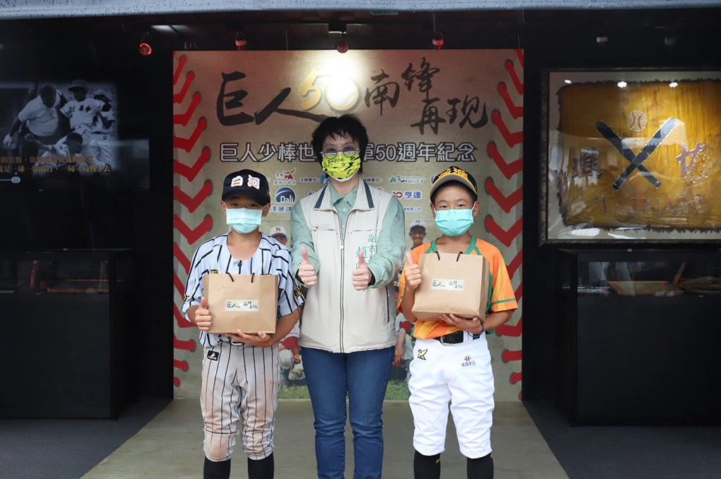 趙副市長致贈白河國小及新進國小少棒隊,期許成為臺灣未來棒球之光。