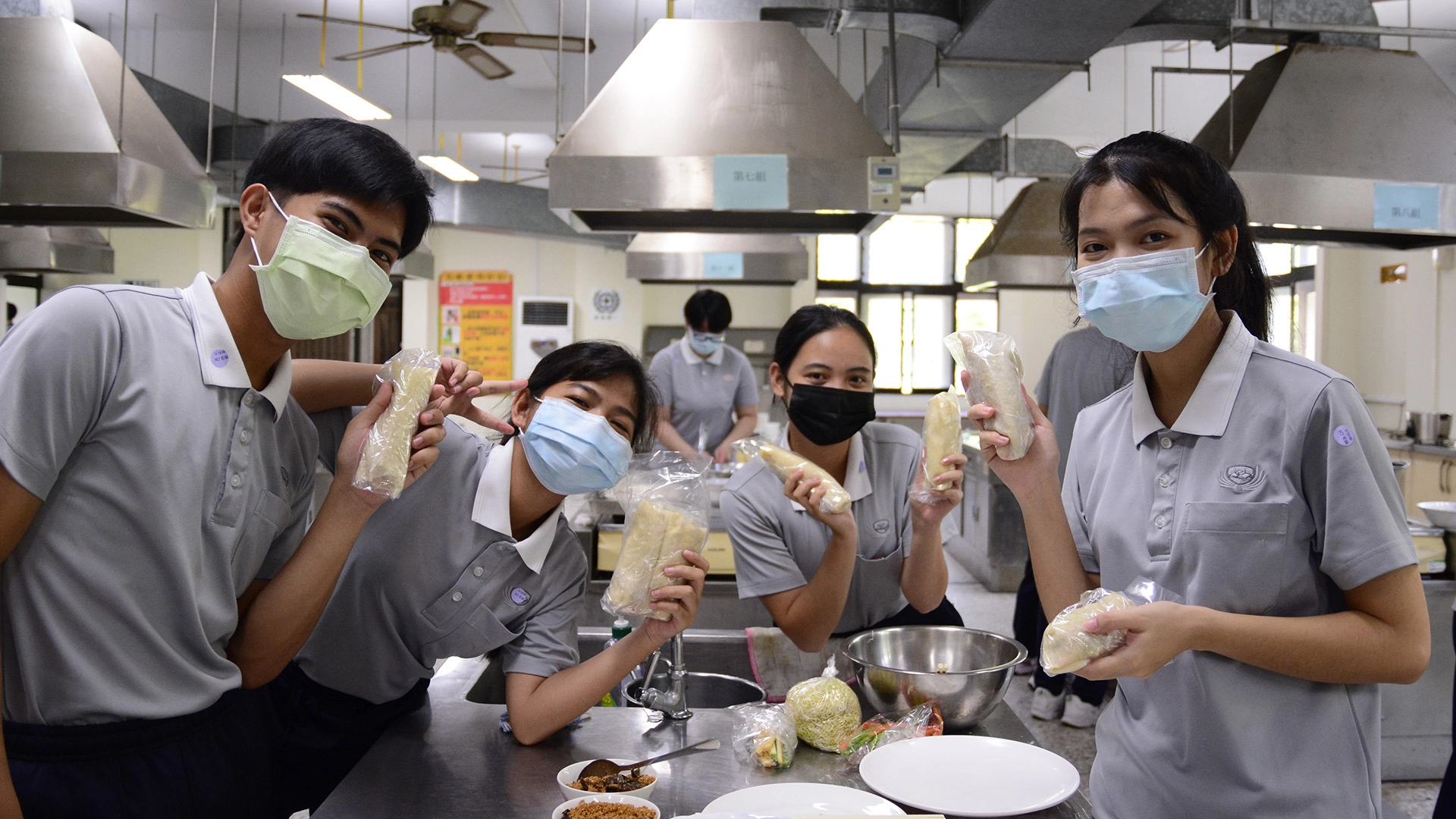 外籍同學一起包潤餅,認識台灣傳統美食。