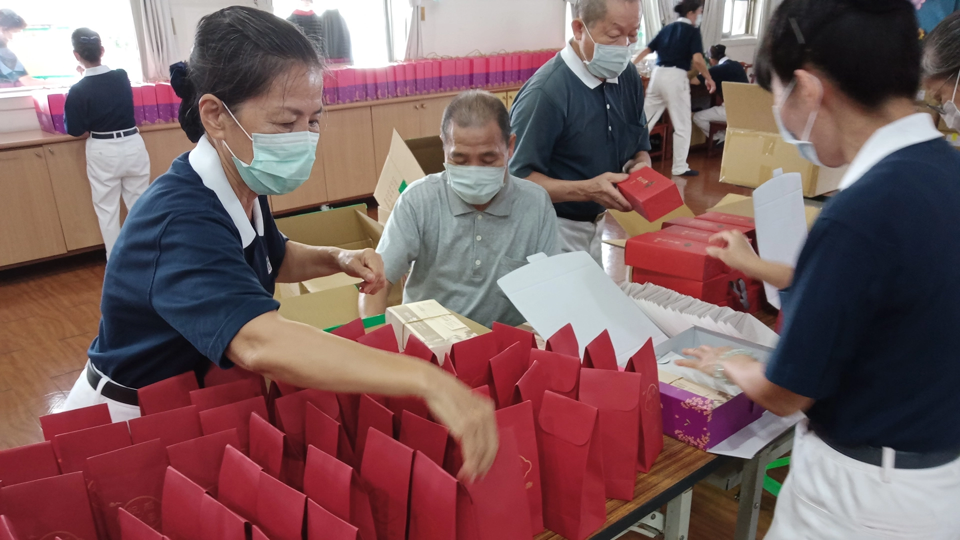 南投慈濟志工用心接力打包呈現出來的中秋節禮盒,更具慈濟人文。
