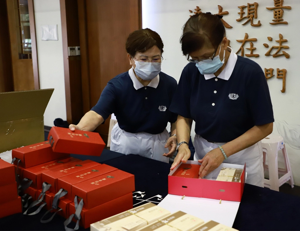 中秋佳節將至,在本土疫情普遍呈現趨緩的大環境前提下,慈濟志工針對長期訪視關懷的照顧戶,仍規劃關懷行動。