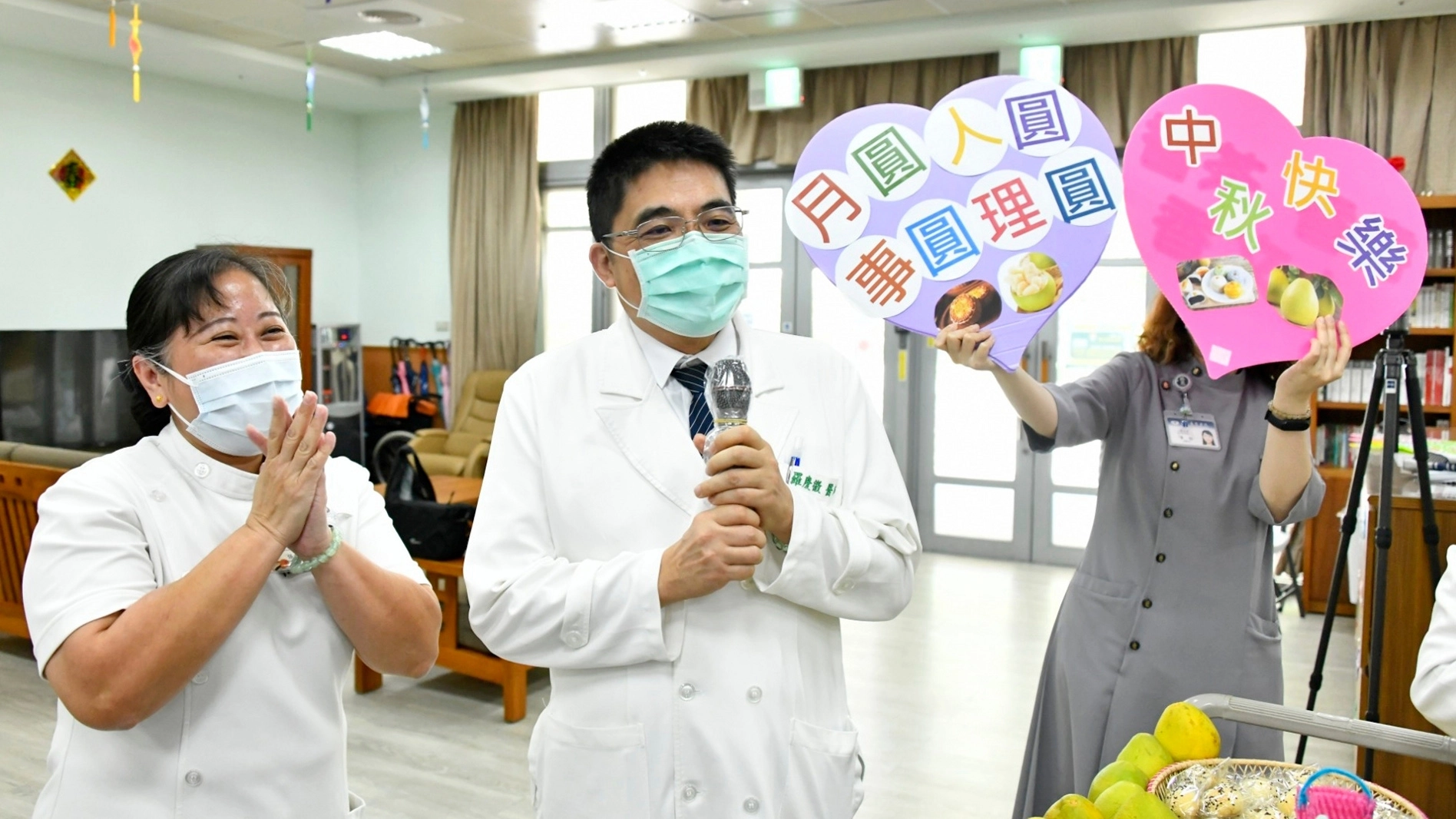 羅慶徽副院長祝福長者身體健康,中秋快樂。