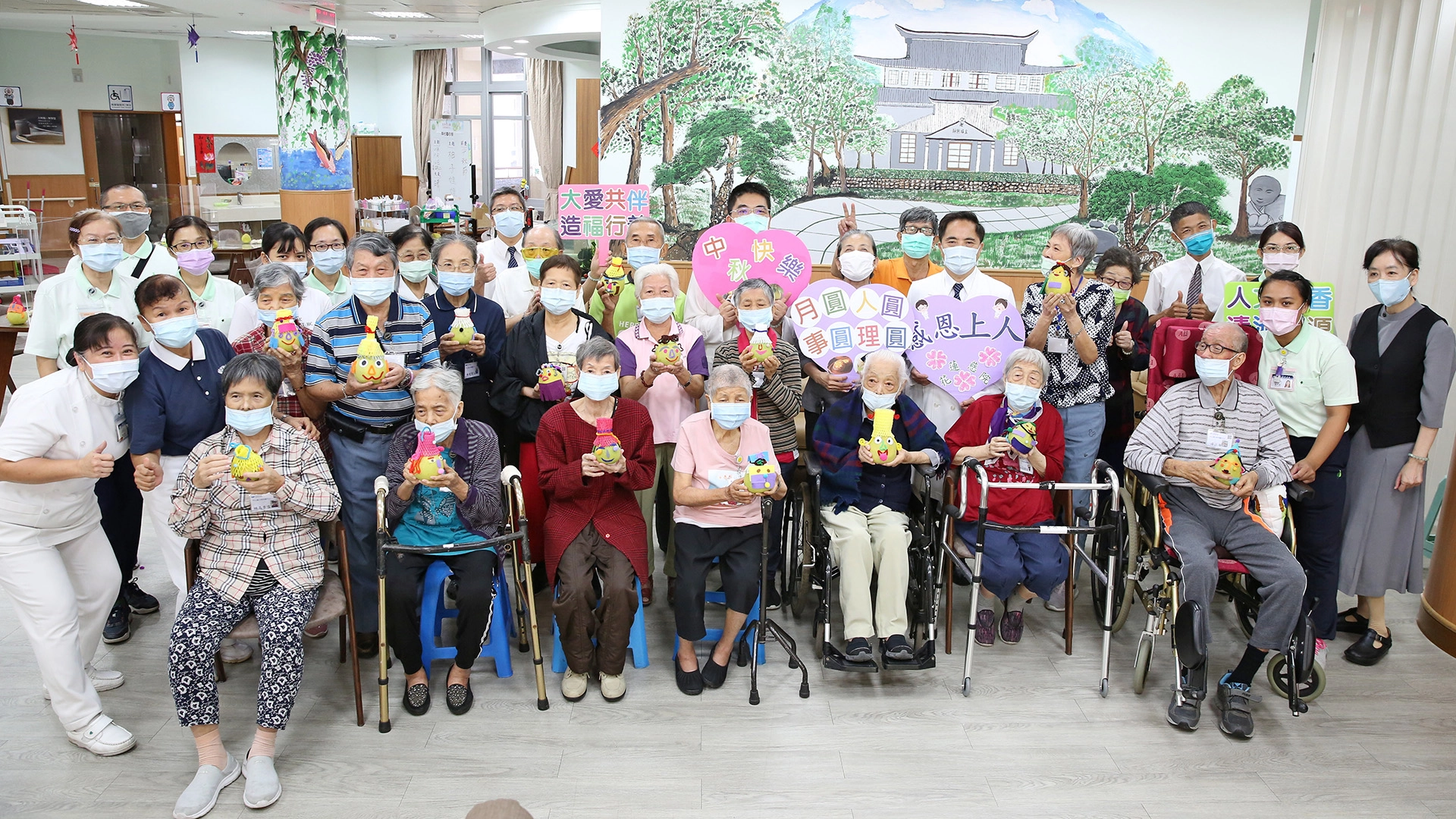 花蓮慈濟醫院院長林欣榮、副院長羅慶徽於九月十四日送了月餅和文旦柚,提前與同心圓日間照顧中心的長輩們與照顧團隊過中秋節。