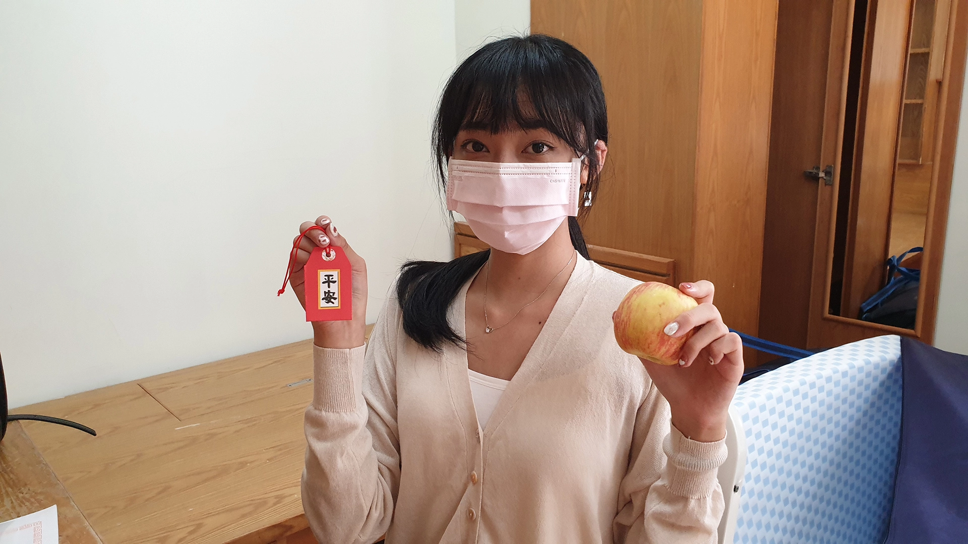 慈濟大學每位住宿新生學務處都為他們準備了蘋果和平安吊飾,祝福所有新生平安順利