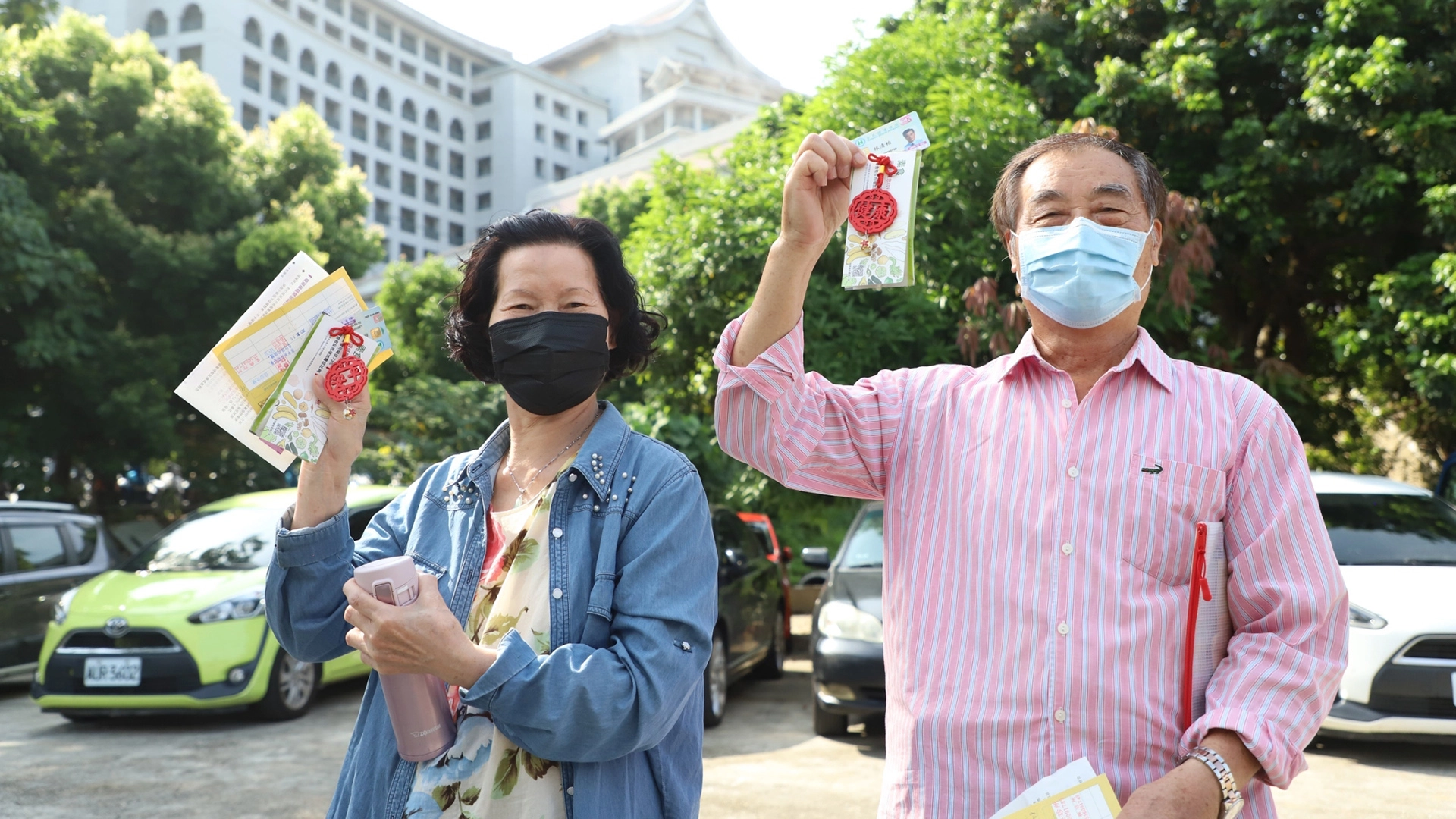 民眾接種疫苗後,開心地拿起結緣品合照。