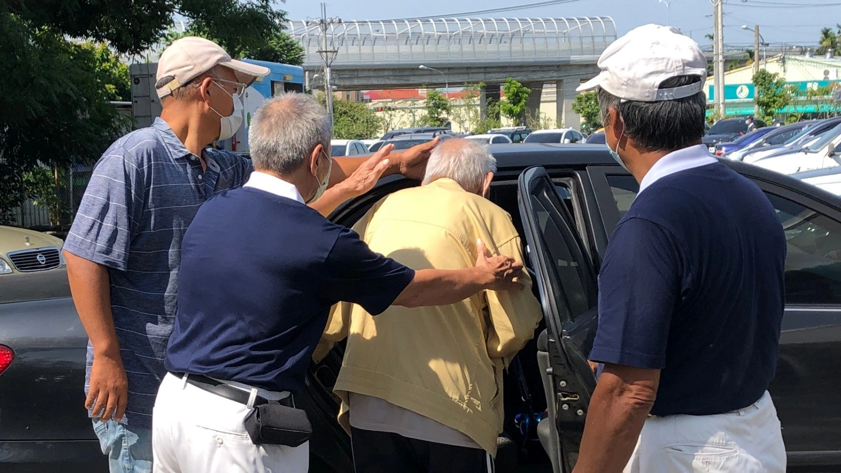 慈濟志工協助年長者上下車,圖為心田聯絡處。