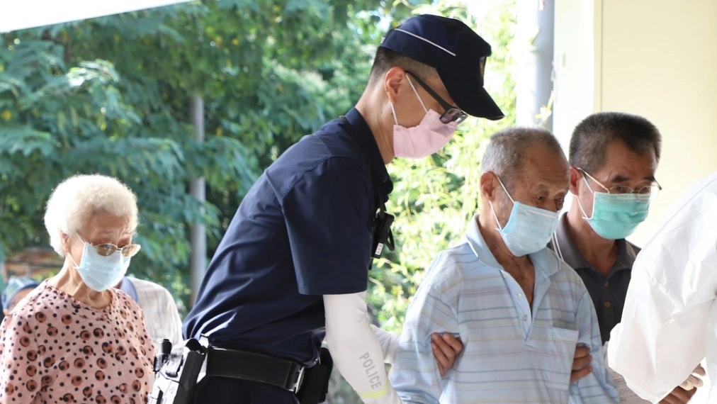 員警不只協助指揮交通,看到年長者也協助攙扶。