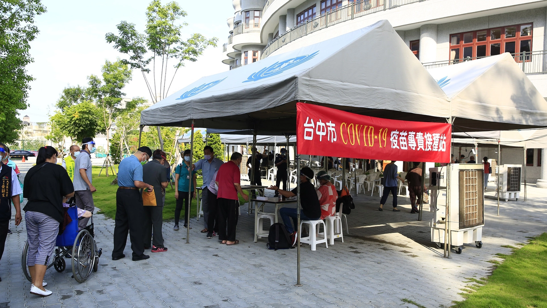 為協助全民疫苗施打,台中慈濟提供7處會所作為疫苗施打站,圖為大里靜思堂。