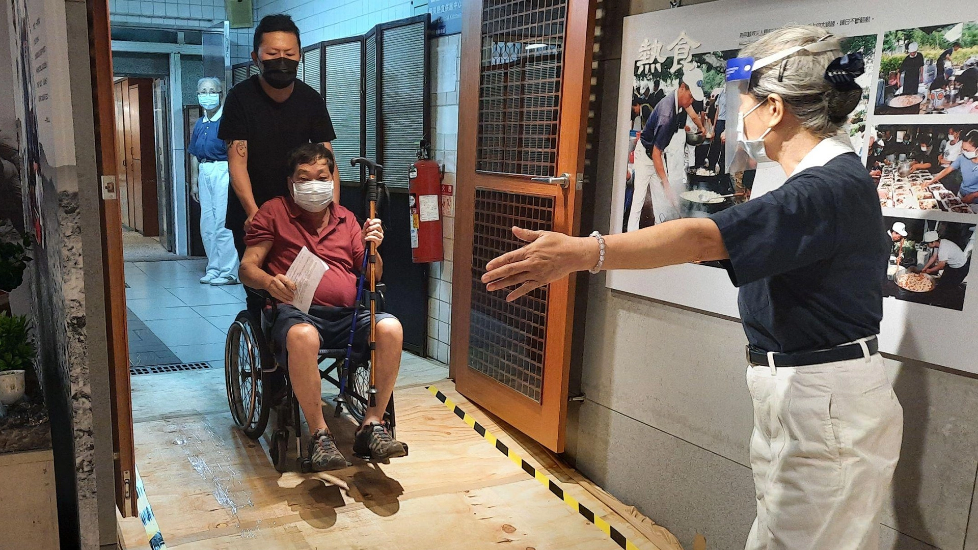 為提供長者施打安全環境,台中市慈濟民權會所慈濟志工將斜坡鋪上止滑材質。