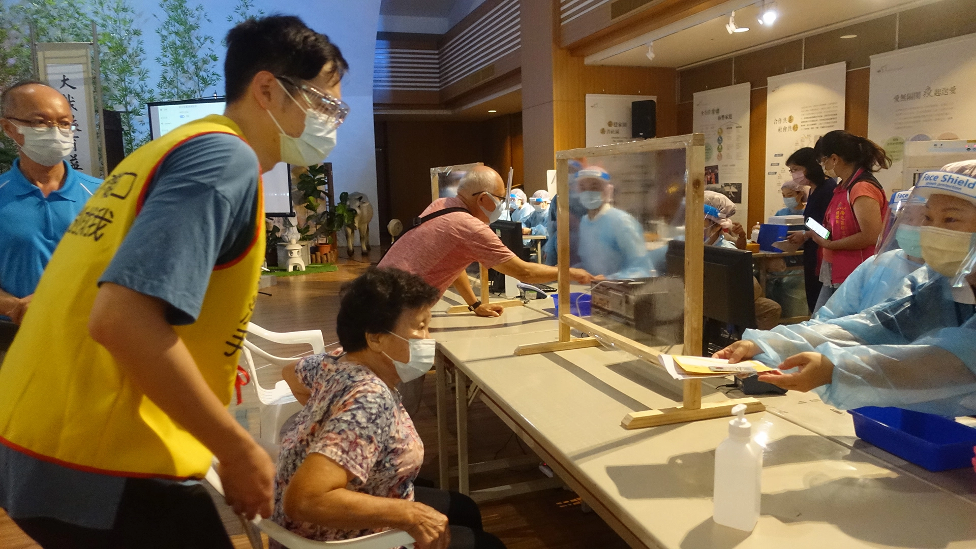 台中慈濟提供7個會所作為疫苗施打站，圖為台中靜思堂報到區。