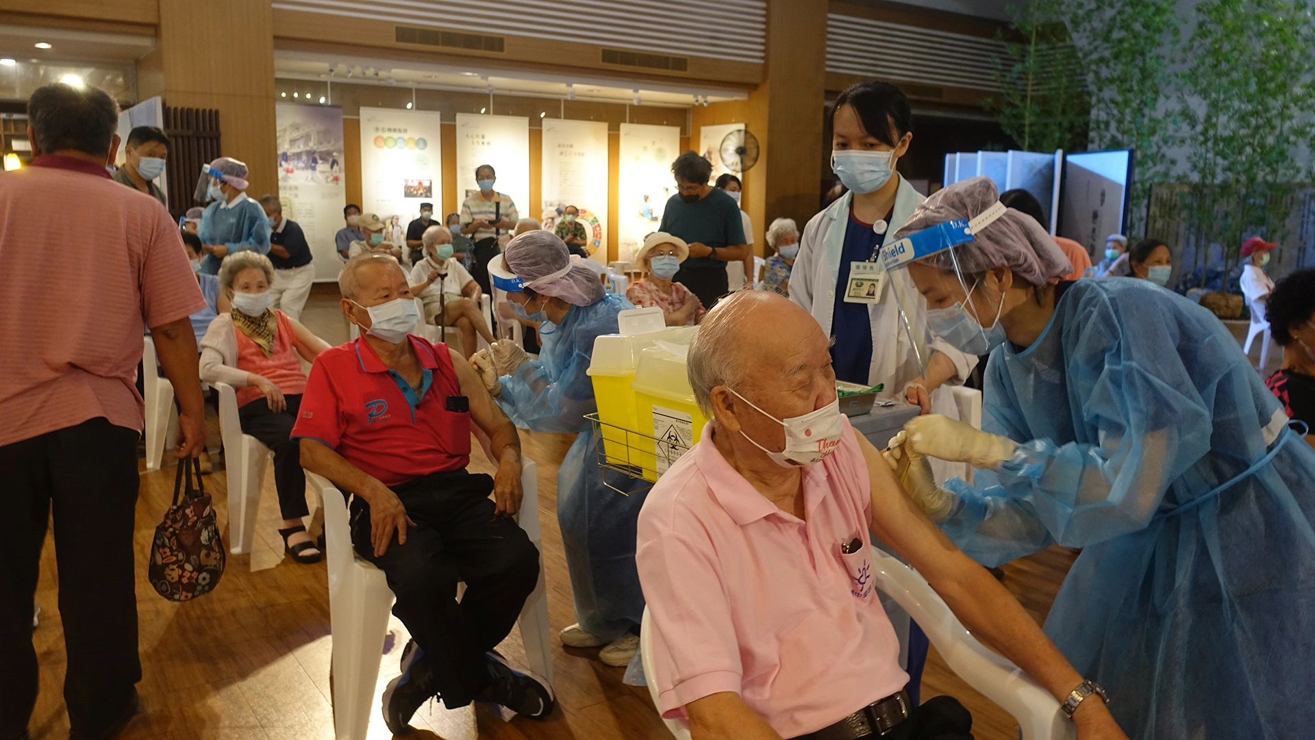 為方便年長者，承擔施打的台中慈濟醫院採宇美町式施打。